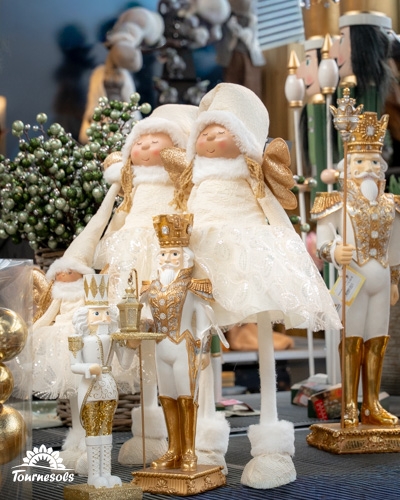 Collection de décorations de Noël avec des figurines et des lutins festifs.